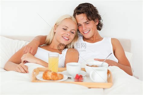 情侣吃早餐奢华女士面包幸福休息室枕头蜜月水果闲暇感情高清图片下载-正版图片321420061-摄图网