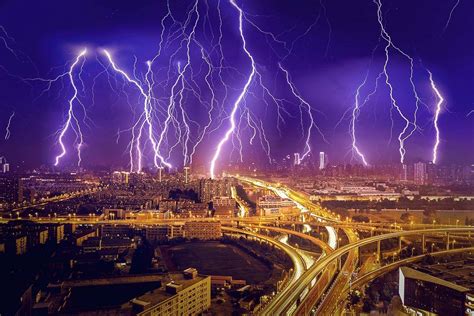 美国摄影师在雷暴天气下捕捉到罕见“向上闪电”