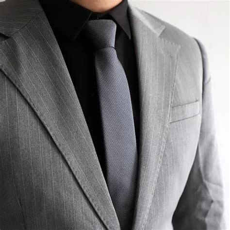 深灰色西装配什么颜色的衬衫 浅灰色西装配什么衬衫(2)_配图网