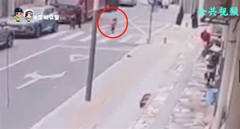 大意不得！柳州5岁男童从电动车后座摔下，瞬间被小车碾压！-桂林生活网新闻中心