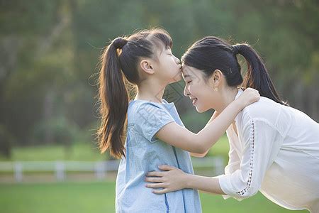 女儿送鲜花给妈妈高清图片下载-正版图片501192930-摄图网