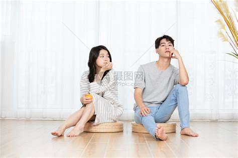 青年夫妻沙发上吃水果高清图片下载-正版图片501417988-摄图网