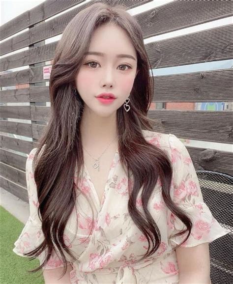 温柔侧边卷发女生头像