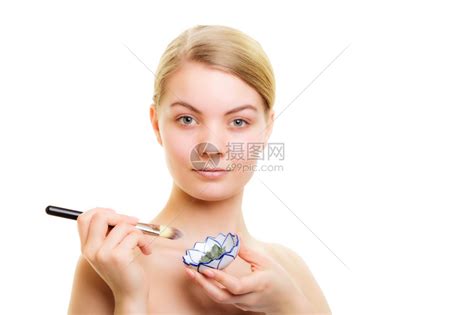 皮肤护理女在白脸上用刷泥蒙面与白脸隔离女孩照顾干衣美容治疗高清图片下载-正版图片304011592-摄图网