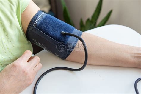 中年妇女家里用电子血压测量装置测量自己的血压女人家里测量自己的血压高清图片下载-正版图片300018654-摄图网