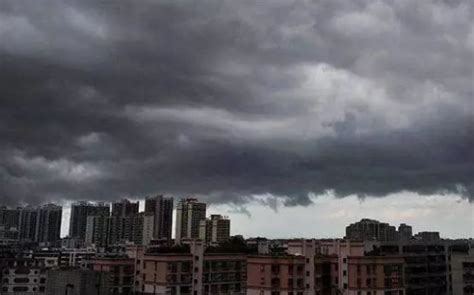 广州乌云压顶 雷雨大风蓝色预警信号生效_金羊网新闻