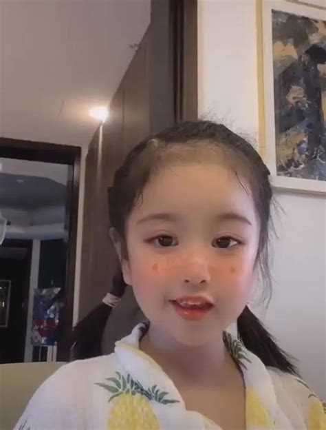 包贝尔女儿饺子5岁容貌大变样 对镜头挑眉表演天赋强