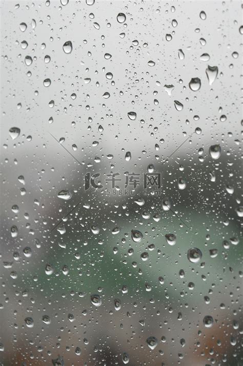 雨滴落在窗户上，下雨天高清摄影大图-千库网