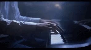 白敬亭弹钢琴和唱歌很乖的样子也是足够迷人的