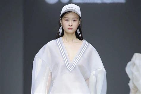 直击2018中国国际大学生时装周 新面孔模特演绎清华大学美术学院发布会