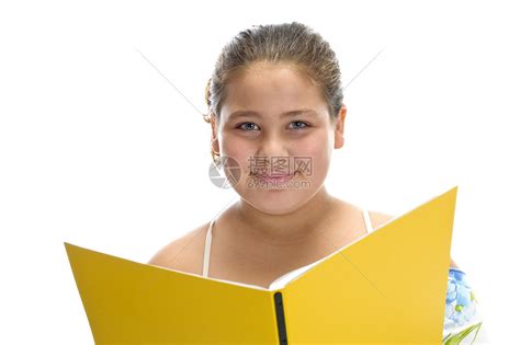带着书的笑笑女孩看着你高清图片下载-正版图片320197097-摄图网