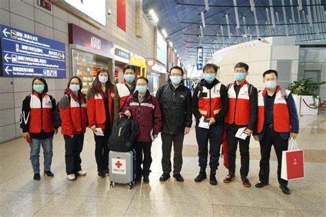 中国专家赴意大利 9人携医疗防护等物资从上海飞赴罗马_图片_中国小康网