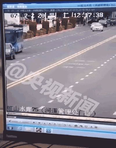 紧急抢救！贵州安顺一载有学生大巴车冲进水库_凤凰网视频_凤凰网