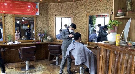 理发师从男性客户头上清洗所有产品mov4K视频素材下载-编号2709404-潮点视频