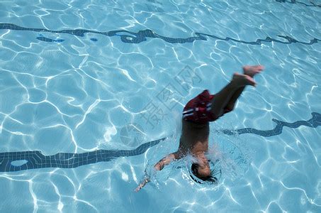 小男孩跳进游泳池童年闲暇游泳假期乐趣孩子孩子们游泳者生活水池高清图片下载-正版图片320346097-摄图网