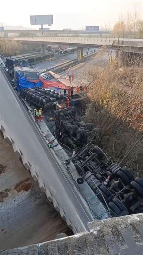 湖北一高速高架桥垮塌致3人死亡 多辆货车坠桥_手机新浪网