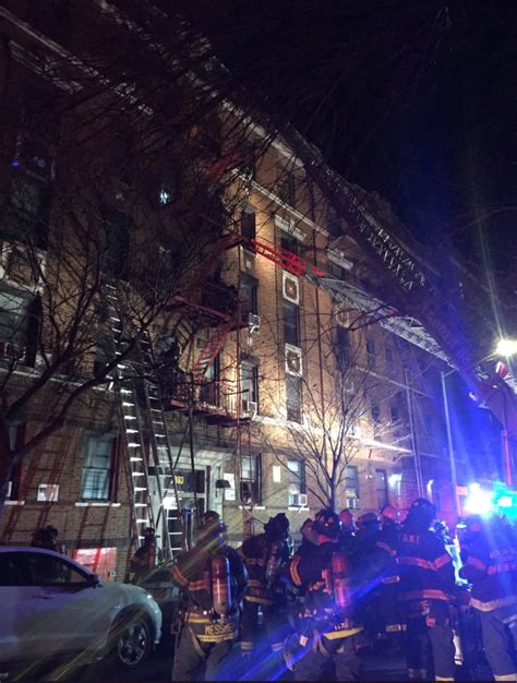美国纽约公寓楼发生大火至少12人死亡 多人受伤