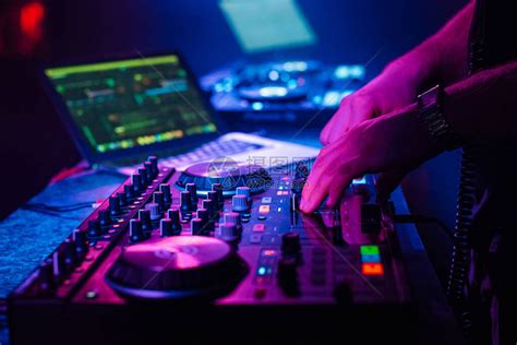在DJ混合音乐和跳舞者模糊的双影带背景上登记夜总会高清图片下载-正版图片503799209-摄图网