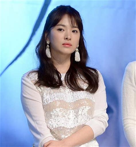 韩国女星宋慧乔现身上海：她身穿白色连衣裙，身材匀称、皮肤紧致-新闻资讯-高贝娱乐