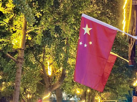 有一种骄傲，叫“五星红旗”——迎国庆，广州满城尽是“中国红”_南方网