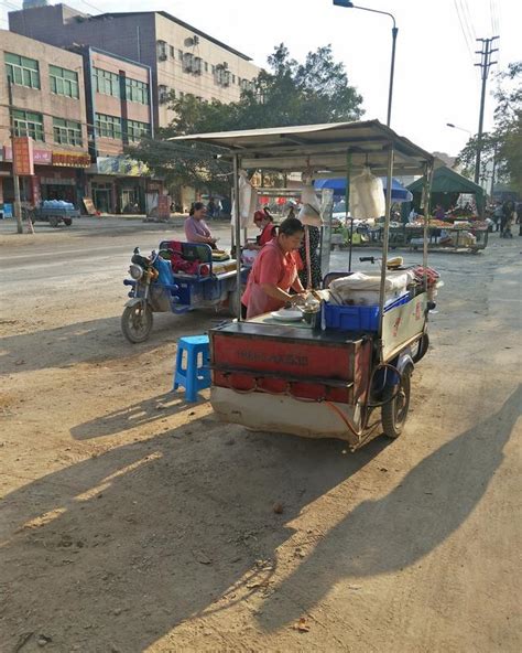 惠阳新圩路边的菜市场、小摊小贩为了多少钱，各自都是吆喝着拉客