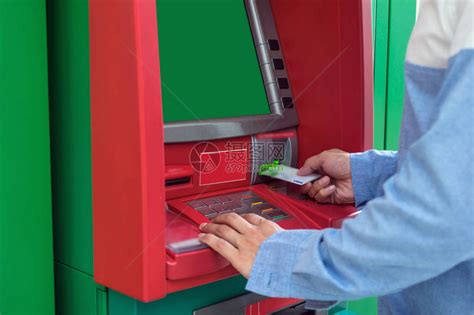 男手使用和插入ATM卡到银行机器取款高清图片下载-正版图片503497182-摄图网