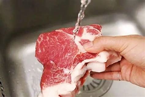 解冻肉，不能只用清水泡，学会这2招，解冻速度快，肉质很新鲜|微波炉|解冻|清水_新浪新闻