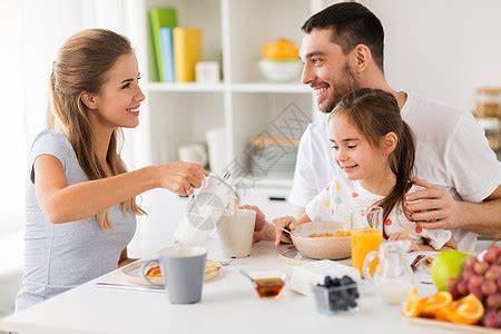 健康饮食,家庭人的快乐的母亲女儿家里的厨房吃早餐幸福的家庭家里的厨房吃早餐高清图片下载-正版图片300420201-摄图网