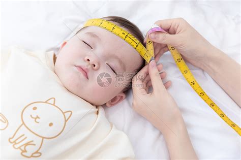 测量婴儿头围高清图片下载-正版图片501576957-摄图网