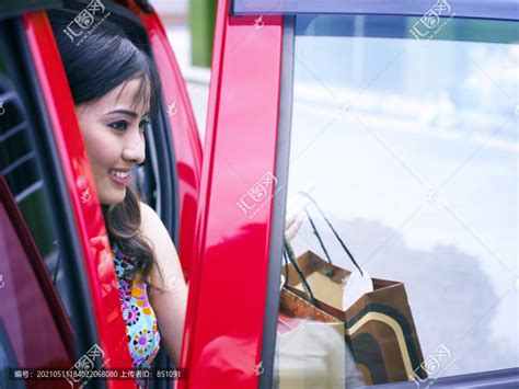 商业年轻的女人打开她车门松弛高清图片下载-正版图片307860296-摄图网
