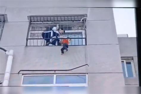 2岁女童悬挂6楼窗外 两名学生3分钟爬上楼踹门成功救下_成功_女童