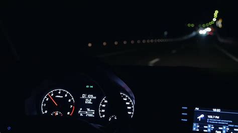 后视图的一个男人握住他的手在方向盘和驾驶一辆现代汽车在晚上。这家伙晚上在高速公路上开车视频素材_ID:VCG42N1353663193-VCG.COM