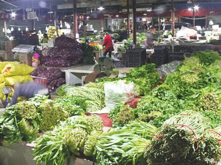 记者凌晨农贸市场访菜农 镜头记录辛勤劳作的点滴