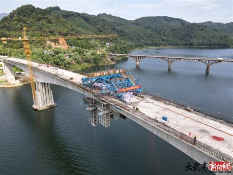 国道G205线南平市曲港特大桥改建工程中跨成功合龙-大武夷新闻网