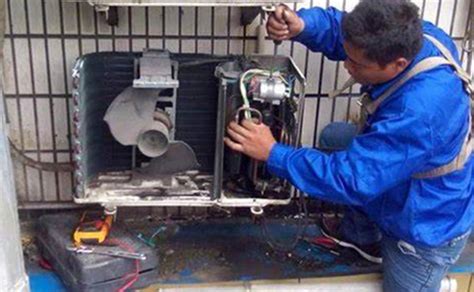 空调修理机修屋顶空调系统的年轻维修员高清图片下载-正版图片502887091-摄图网