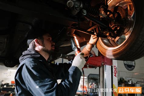 修理汽车发动机的男性修理工图片-修理汽车发动机的男性修理工素材-高清图片-摄影照片-寻图免费打包下载