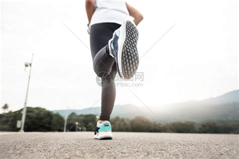 娱乐竞技在户外公园慢跑的健康身运动员妇女慢跑者高清图片下载-正版图片307819125-摄图网