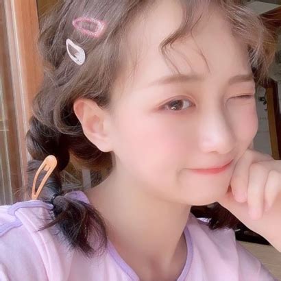 甜美女生头像带发卡图片