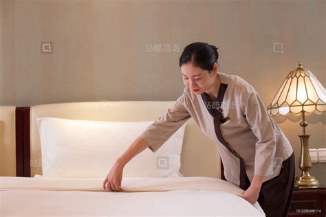 酒店女服务员在卧室床上做_站酷海洛_正版图片_视频_字体_音乐素材交易平台_站酷旗下品牌