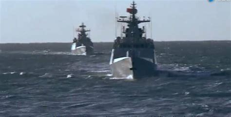 发生什么?中国东海演习被“叫停” 50艘舰艇穿越海峡南下_手机凤凰网