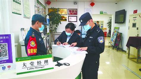福州：为过把警察瘾 穿自制警服指挥交通结果被拘 - 社会 - 东南网