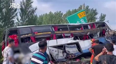 广东一货车与摩托车相撞致3人死亡 事故现场一片狼籍_凤凰网视频_凤凰网