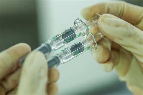 双语新闻：世卫组织团队正在评估两种中国新冠疫苗 - 英语家园