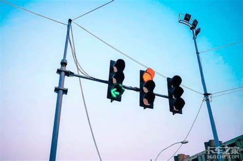 红绿灯最早是谁发明的(红绿灯最先是为了谁发明的)