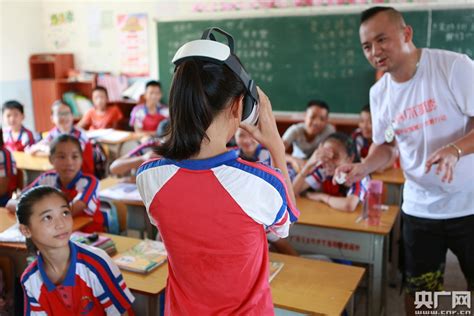 当教育“遇见”VR 支教志愿者走进广东化州希望小学_芬莱科技 提供VR/AR虚拟现实一站式解决方案