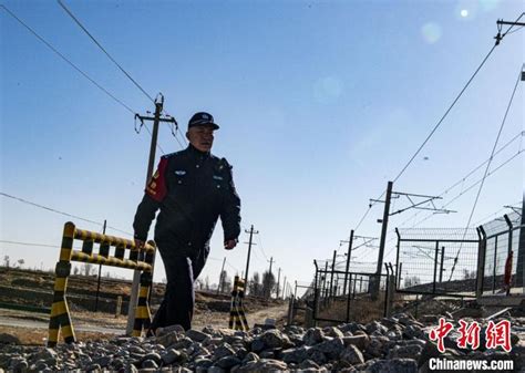 甘肃铁警用“铁脚板”丈量铁路线安全_杭州网