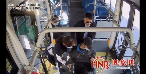 残疾人坐轮椅乘公交 郑州公交车长暖心服务获称赞-中华网河南