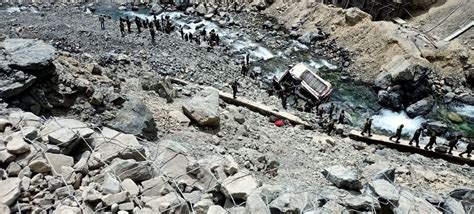 5月27日，驻拉达克的一辆印军巴士在特图克坠入什约克河谷……__财经头条