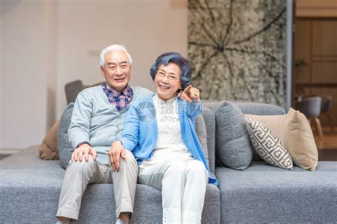 坐在沙发上幸福的老年夫妻高清图片下载-正版图片500775514-摄图网