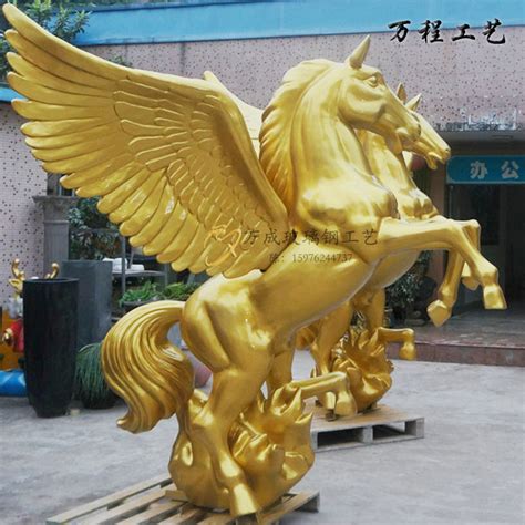 厂家定制镀金飞马雕塑动物雕像户外广场玻璃钢大型金色飞马 ...